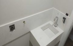 Tampo lavabo com cuba de pedra em Calacatta Prime