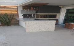 Tampo com pé duplo, pia e churrasqueira em Granito Branco Dallas